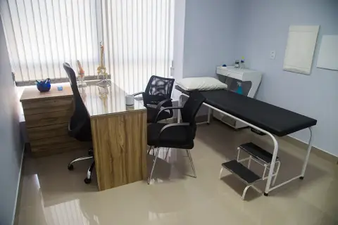 Sala de pilates com aparelhos na Clínica BEM-VIE em Águas Claras