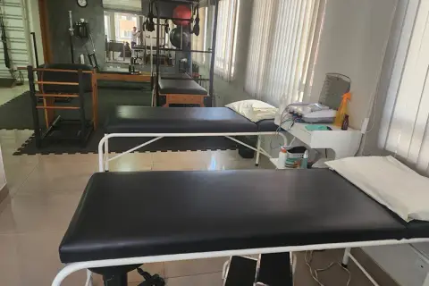 Sala de RPG em Águas Claras com maca de atendimento