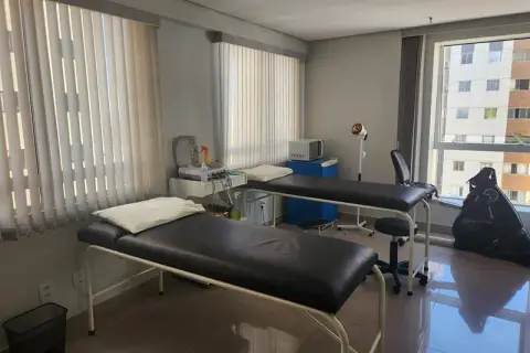 Sala de fisioterapia em Águas Claras com vista para a cidade