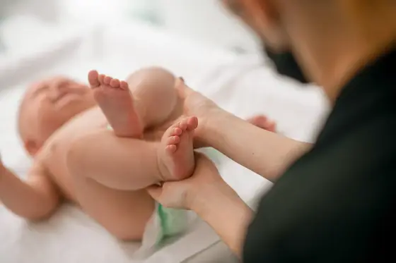 Osteopatia pediátrica em Águas Claras, bebê em atendimento na Clínica BEM-VIE