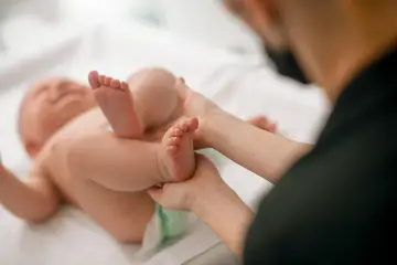 Osteopatia pediátrica em Águas Claras, bebê em atendimento na Clínica BEM-VIE